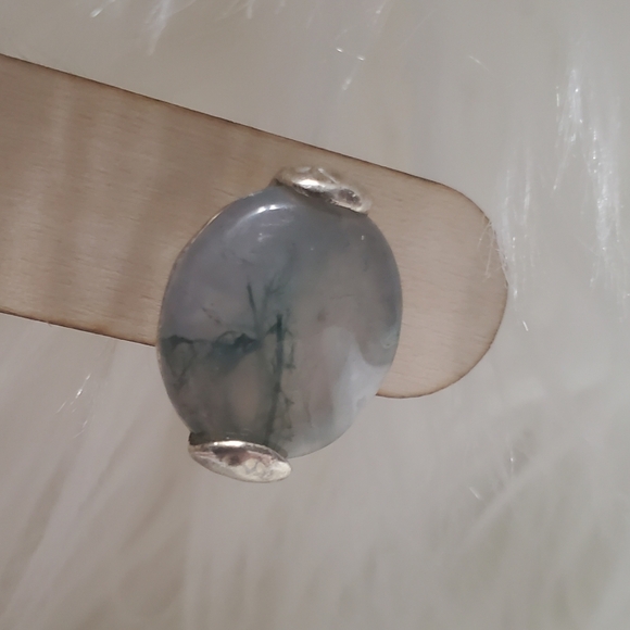 2 pairs of Monet clip on earrings - Picture 6 of 8